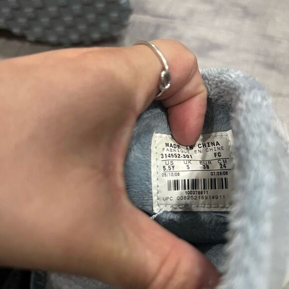 Nike Boots | 7 womens or 5.5 Youth - Picture 4 of 4